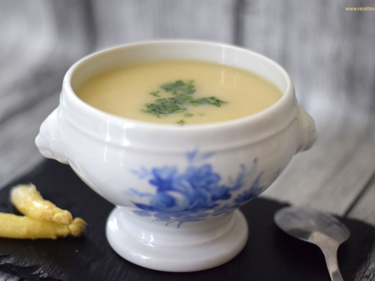Velouté de queues et épluchures d'asperges blanches légèrement crémé