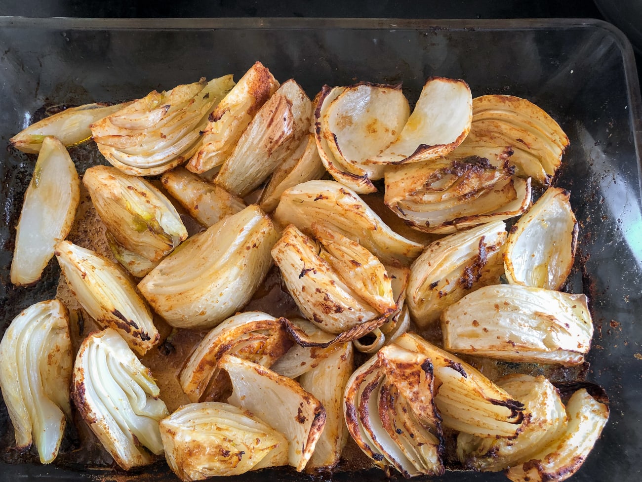 Fenouil rôti aux épices dans un plat en pyrex