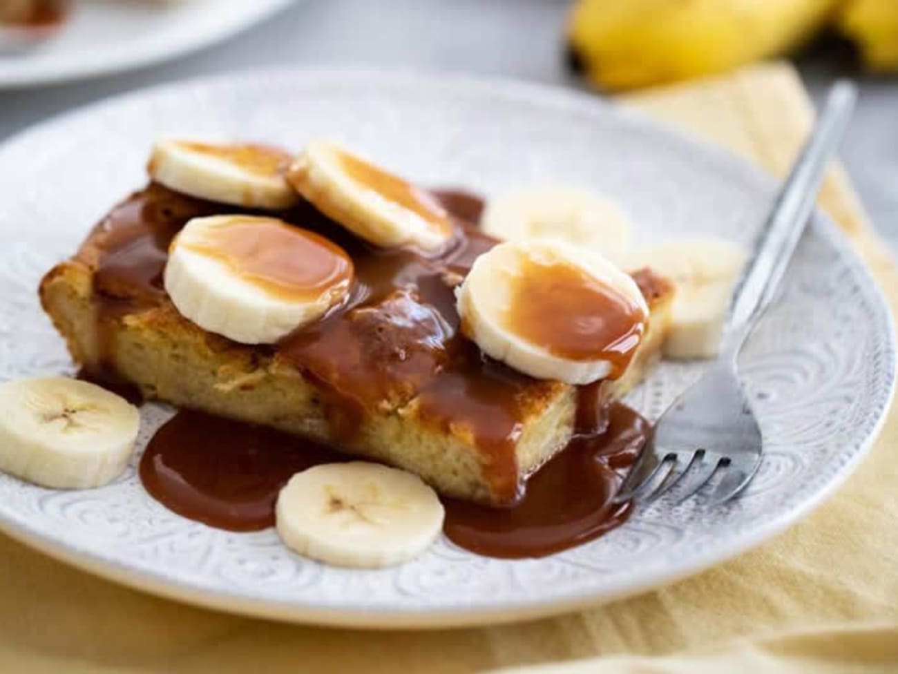 Pain doré aux bananes et caramel