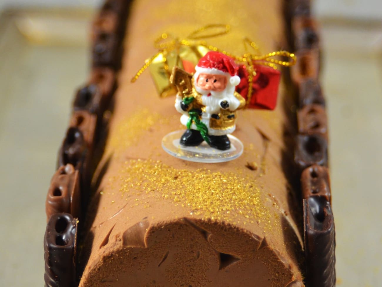 Bûche au chocolat, croustillant praliné crêpes dentelle chocolat noir et chocolat au lait