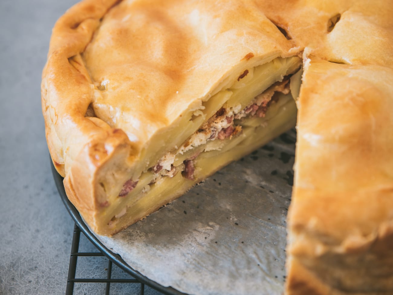 Tourte de pommes de terre, lard et pruneau : recette Tourte de pommes