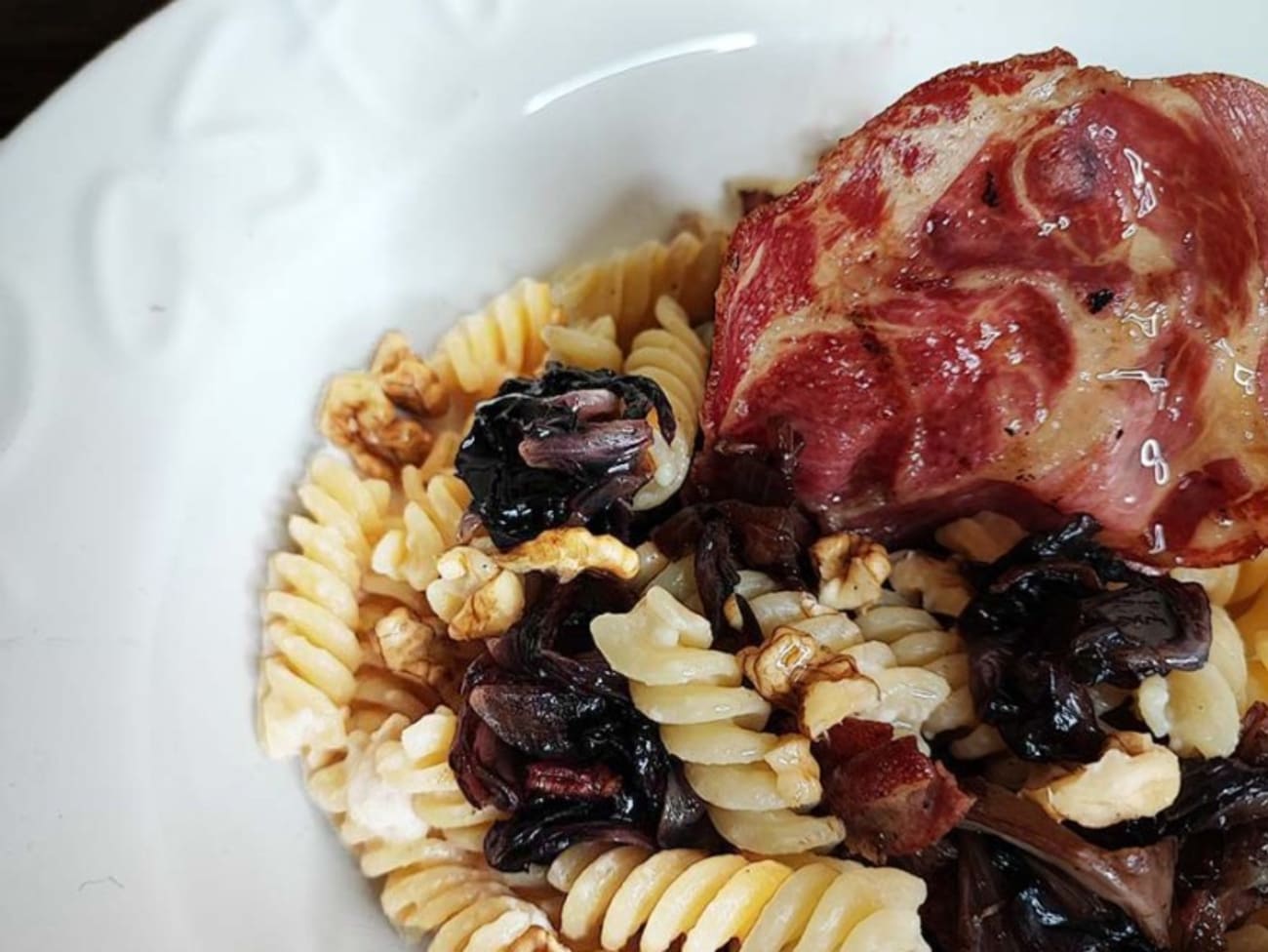 Fusilli à la trévise, cerneaux de noix et coppa, une délicieuse façon de déguster les pâtes.