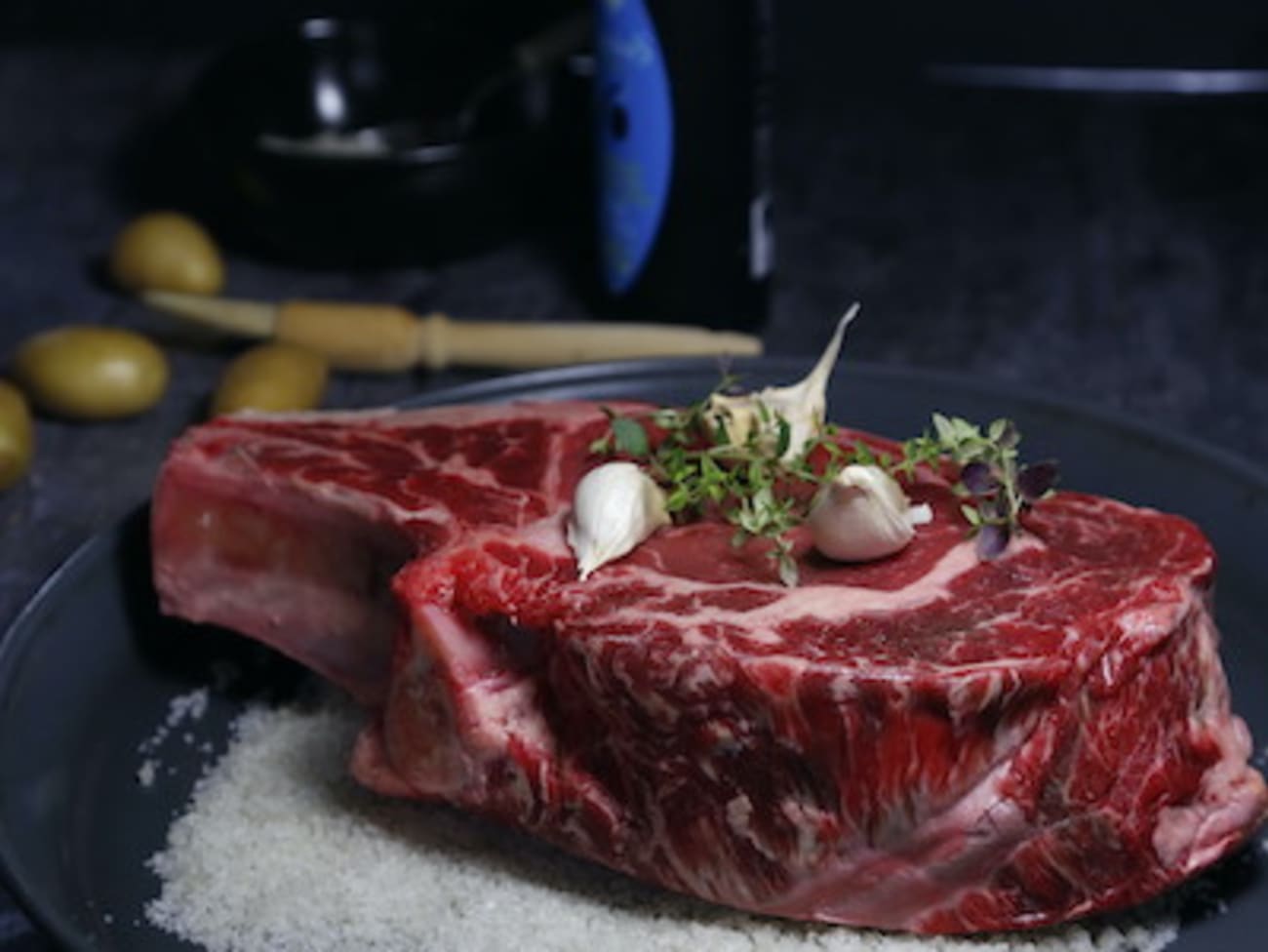 Côte de boeuf cuite au four sur lit de gros sel Recette par épicétout