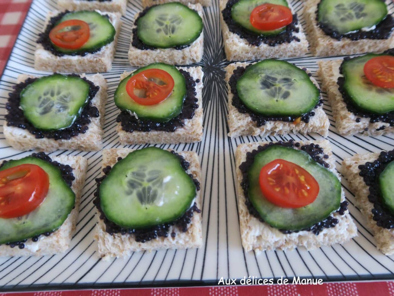 Toasts au fromage frais St-Môret, œufs de lump et concombre : recette ...