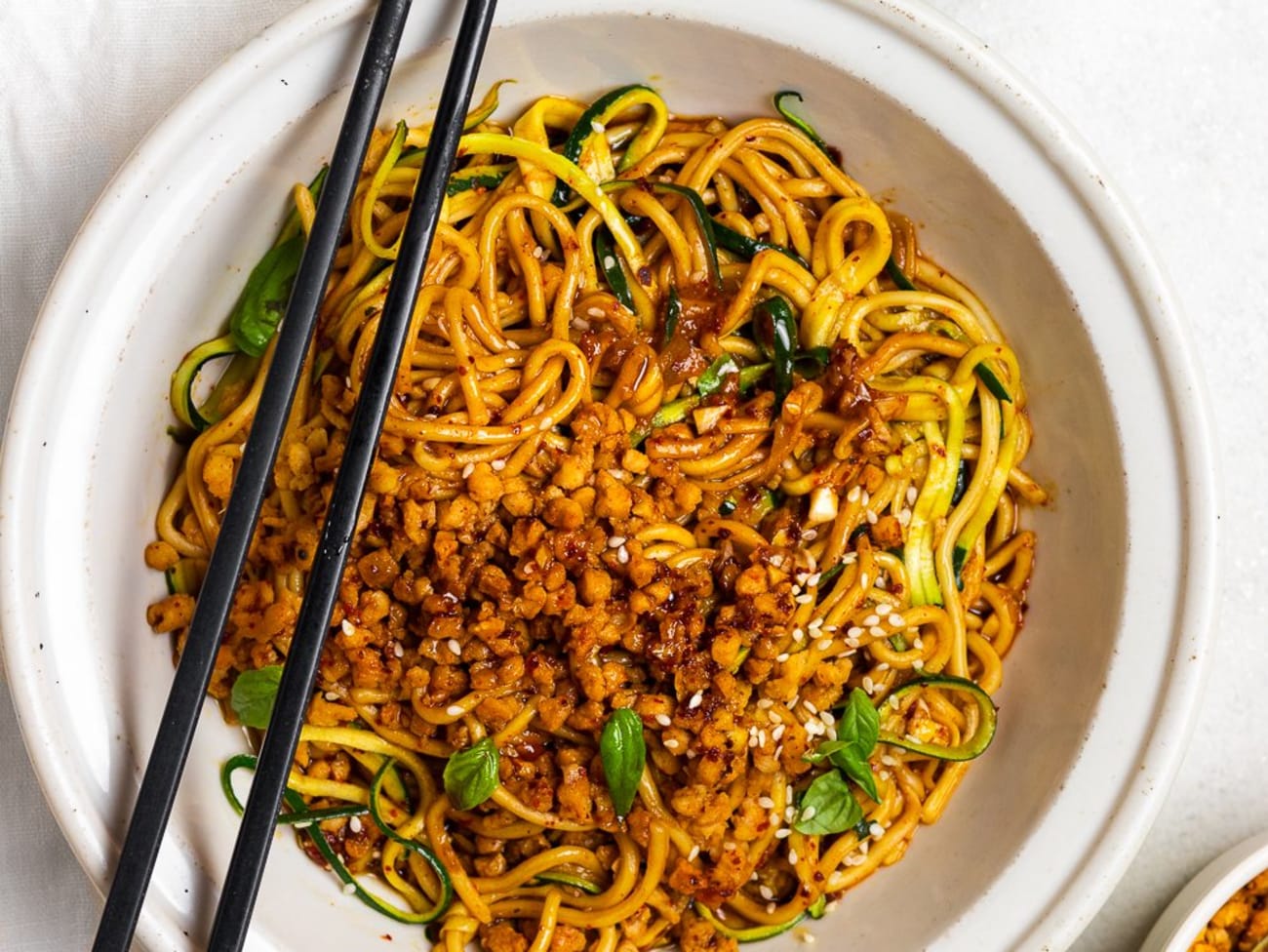Nouilles vegan sautées aux émincés de soja et sauce épicée : recette ...