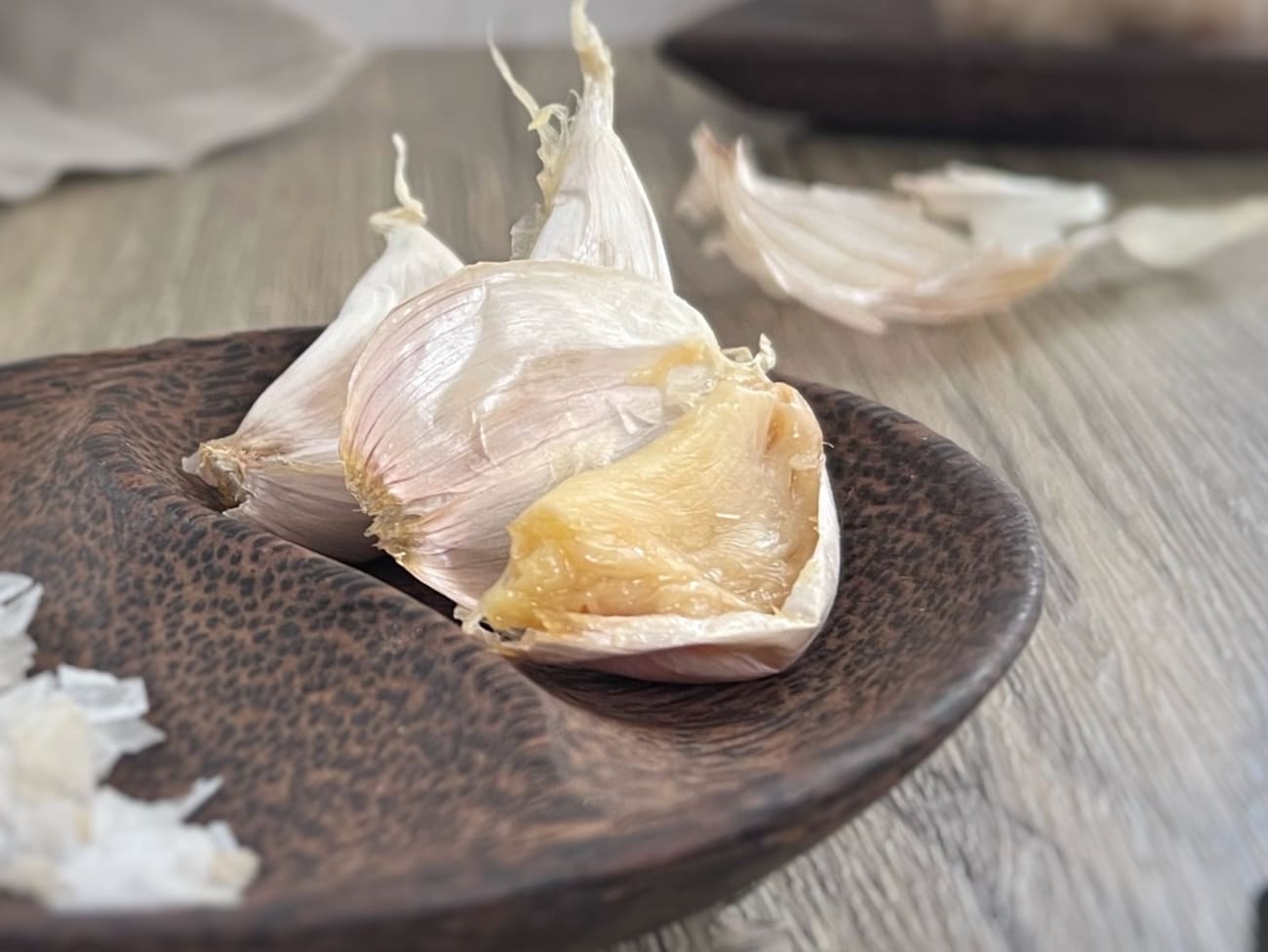 Ail confit au four, le condiment parfait aux multiples vertus : recette