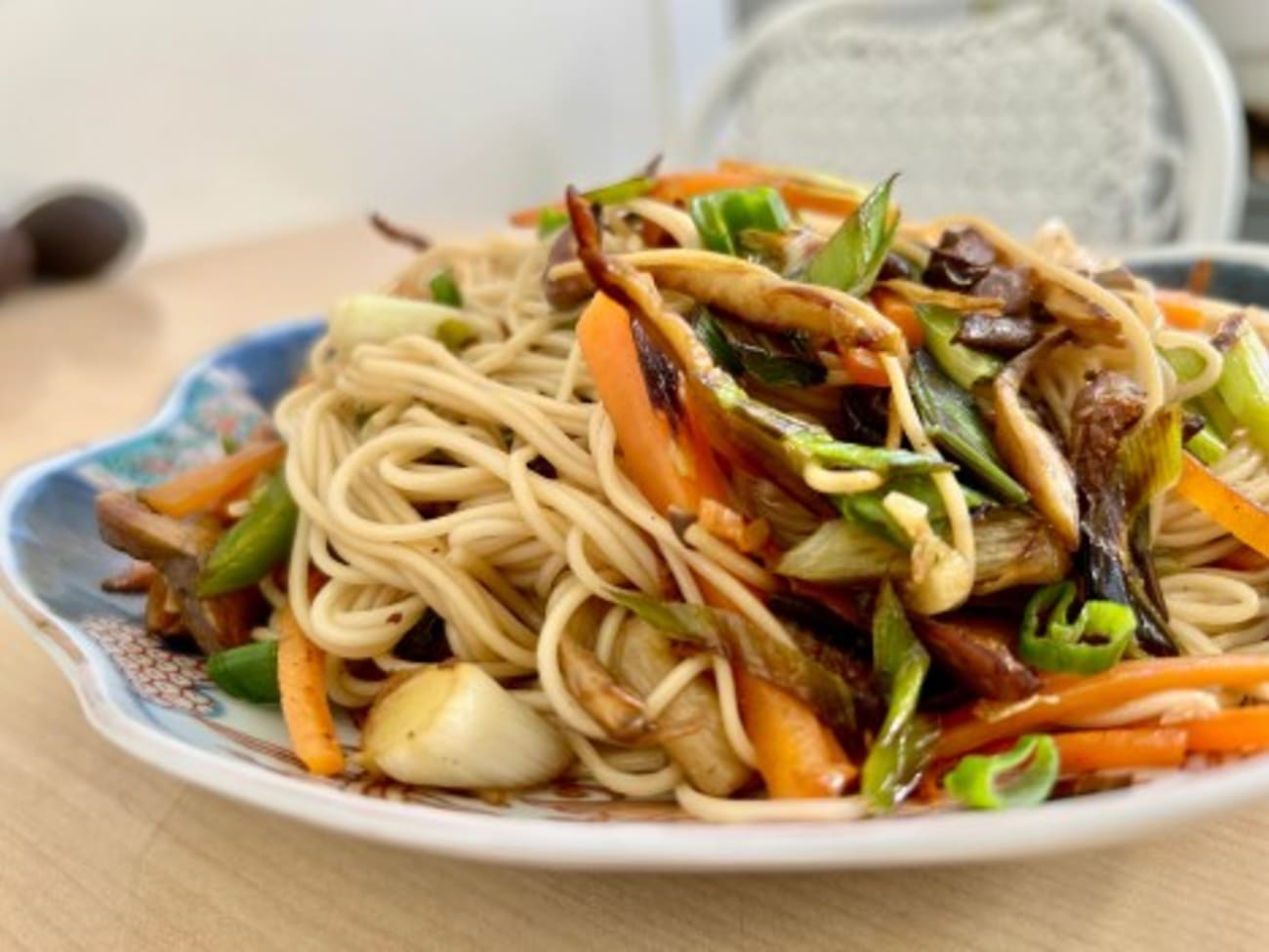 Nouilles somen sautées aux pleurotes et aux légumes