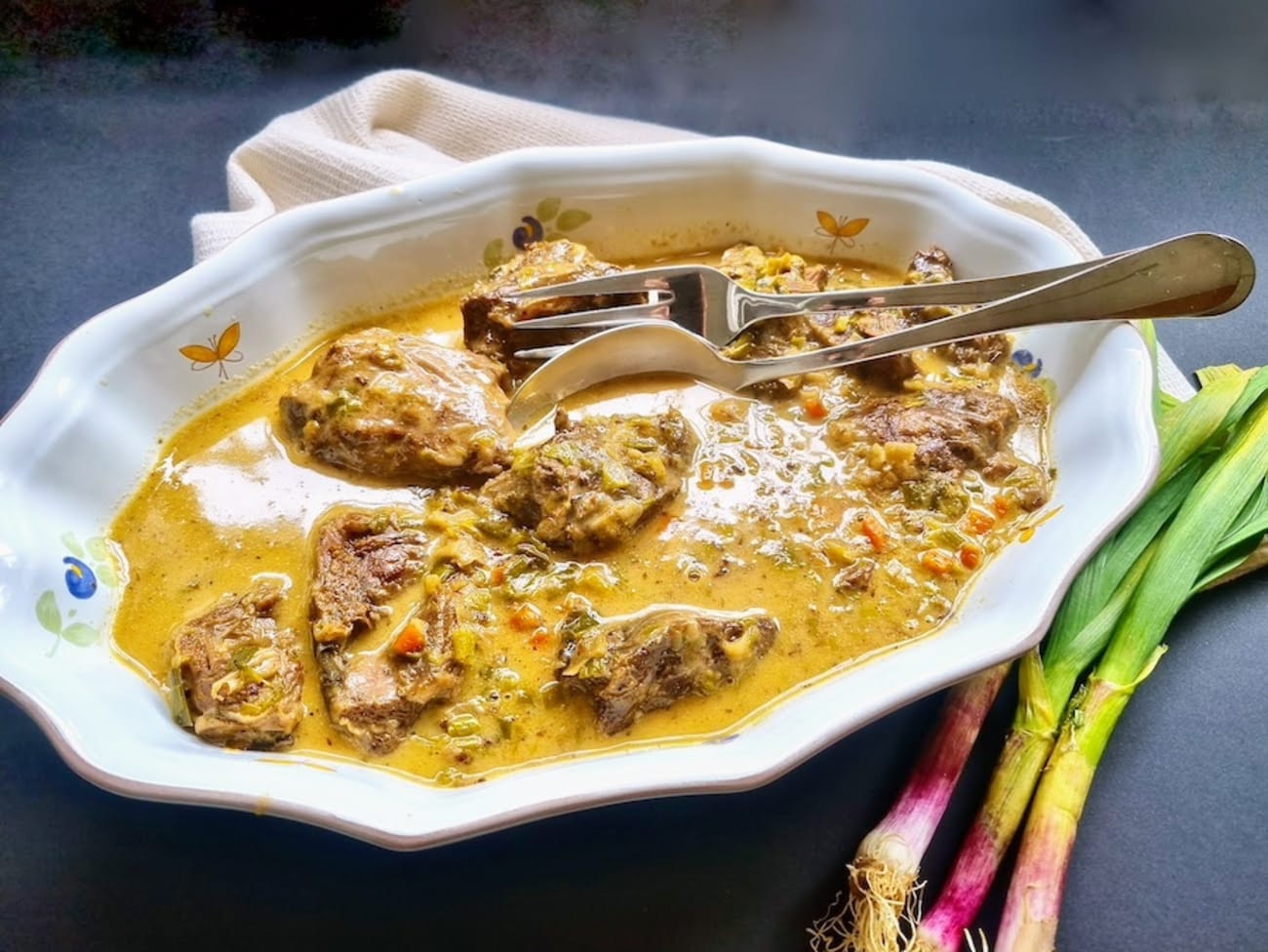 Joues de veau à l'ail vert, un plat en sauce plein de fraîcheur.