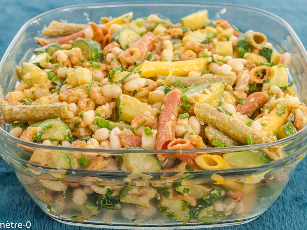 Salade de pâtes toute simple aux haricots blancs, courgettes et crevettes grises