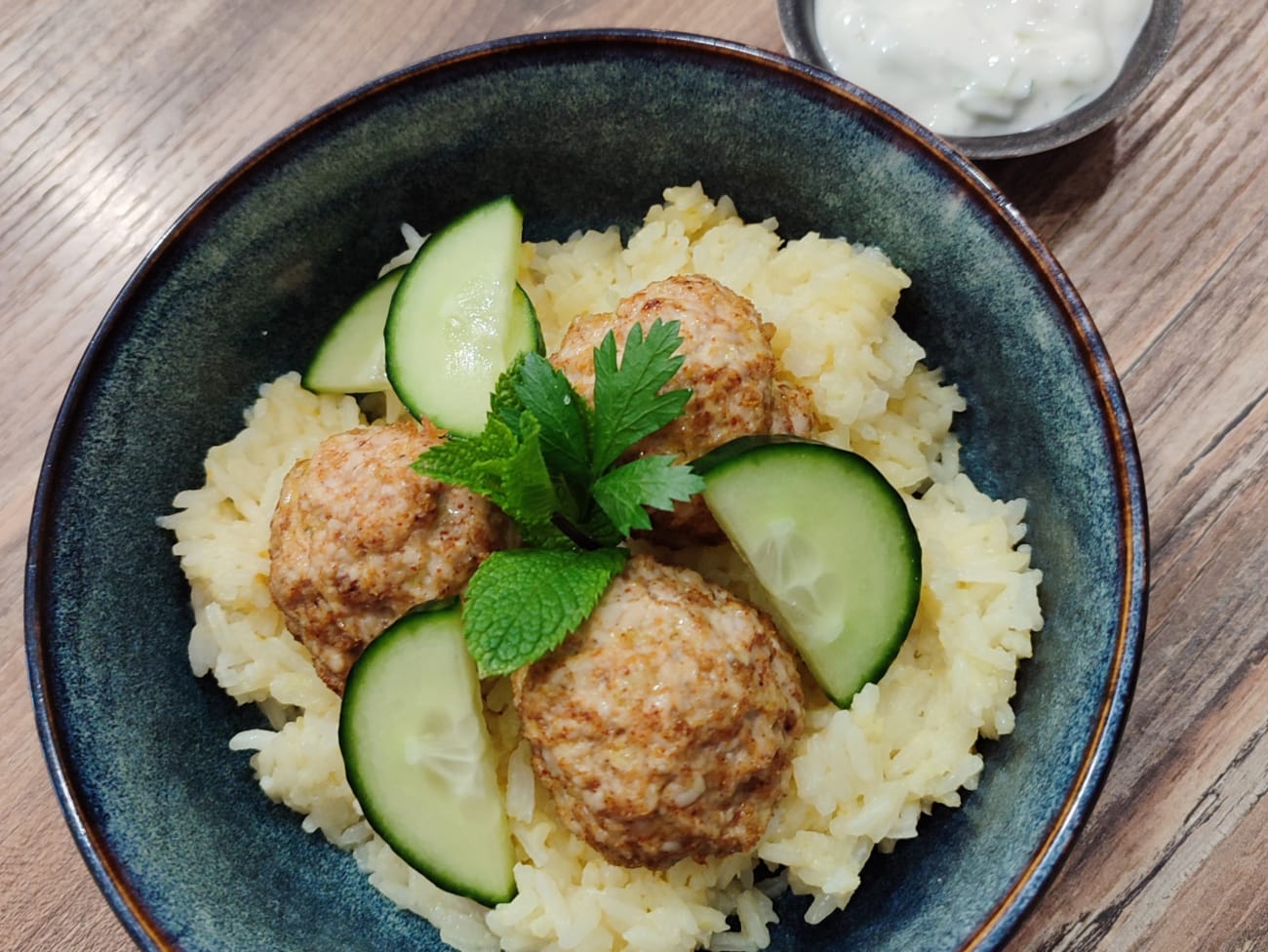 Boulettes de poulet à l’indienne sauce au yaourt et concombre