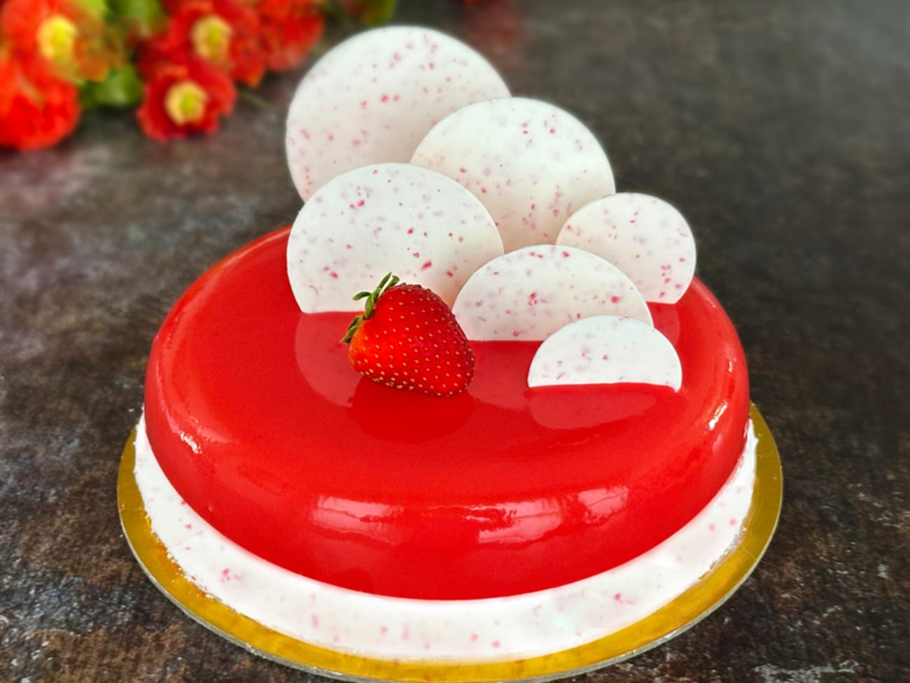 L’entremets Fraise Vanille : mousse fraise, crémeux vanille et biscuit amande