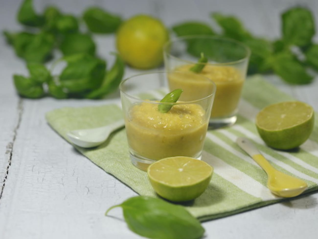 Gaspacho de maïs, poivrons jaunes, basilic et citron vert pour changer du gaspacho traditionnel