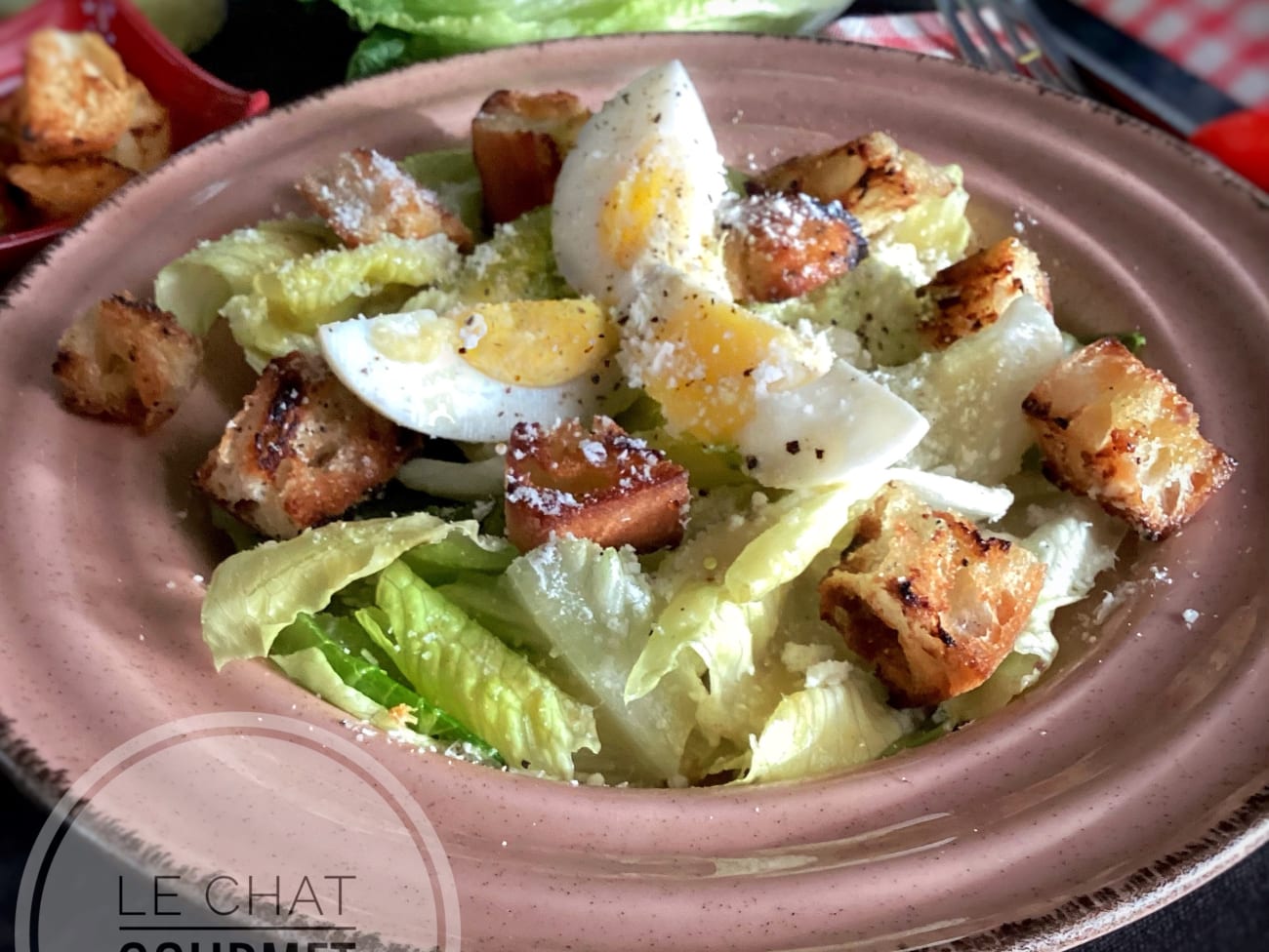 Salade César à base de laitue romaine craquante