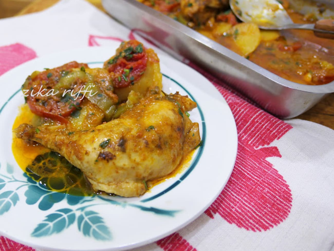 Tajine de poulet aux pommes de terre sauce tomate au four sauce rouge épicée