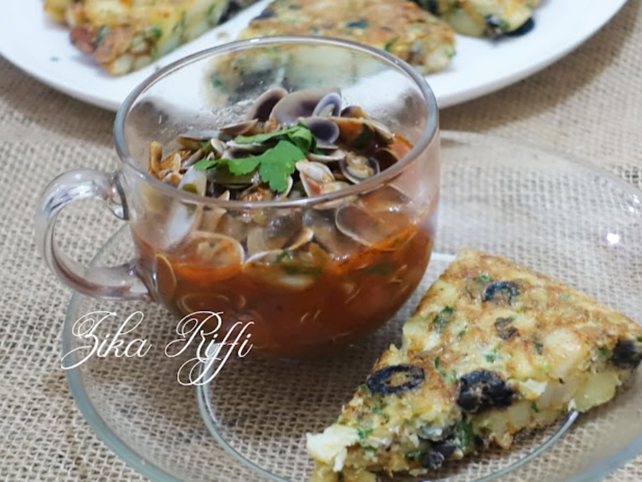 HARICOTS DE MER ( TELLINES ) SAUCE TOMATE À L'AIL ET SON OMELETTE AUX OLIVES NOIRES