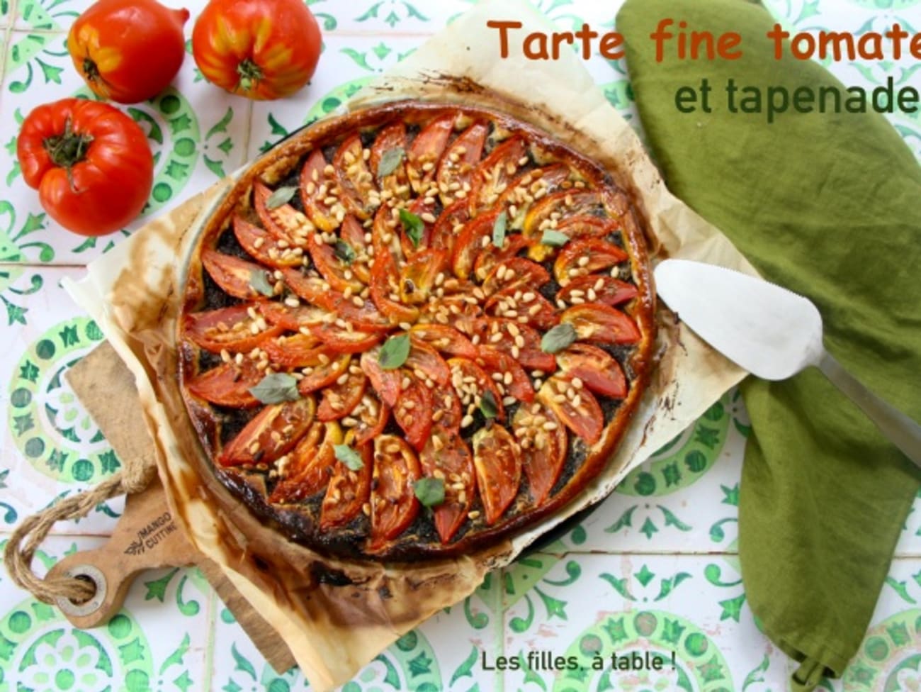 Tarte fine aux tomates, au miel et à la tapenade