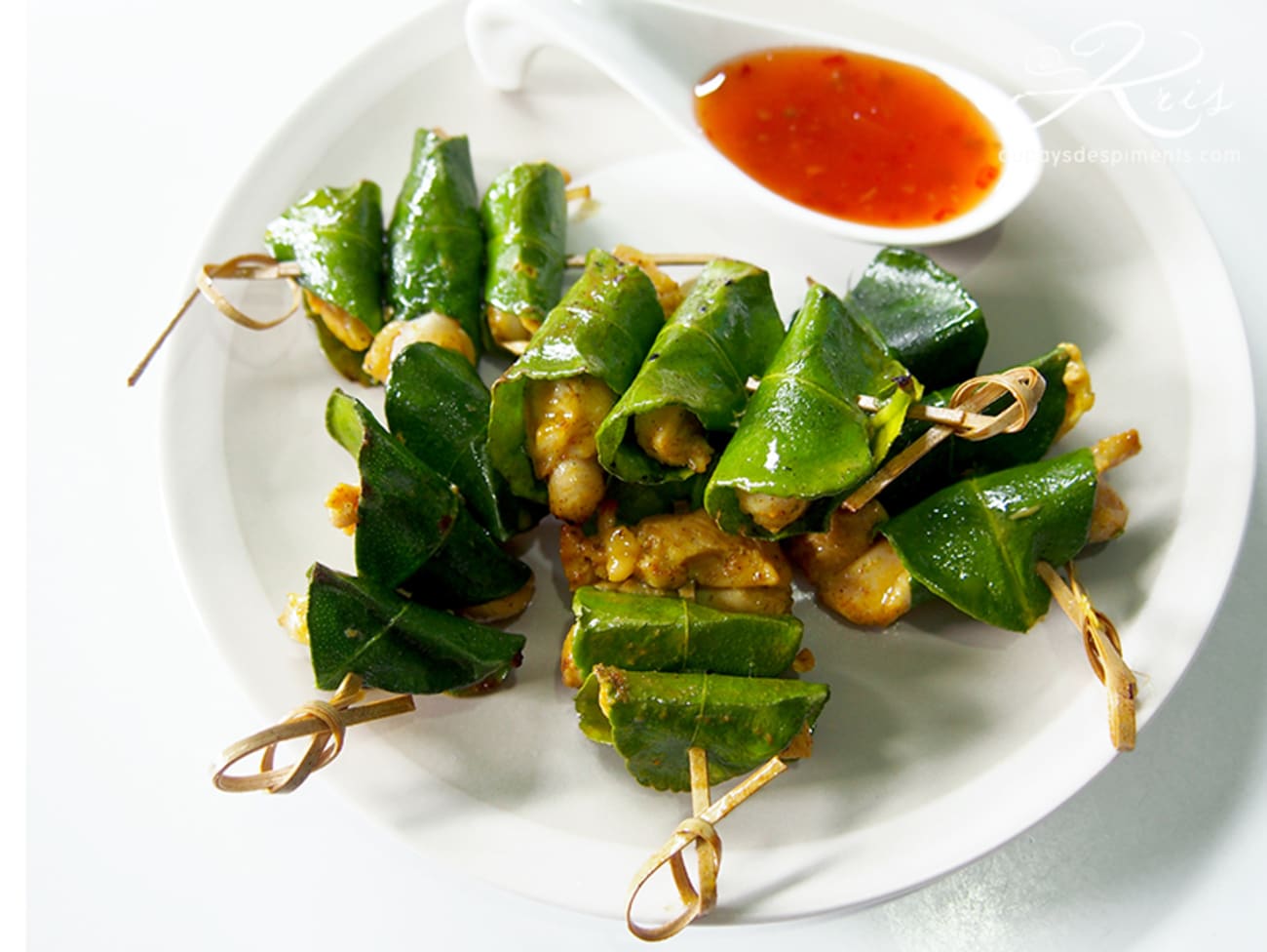 Brochette de poulet grillé dans des feuilles de combava