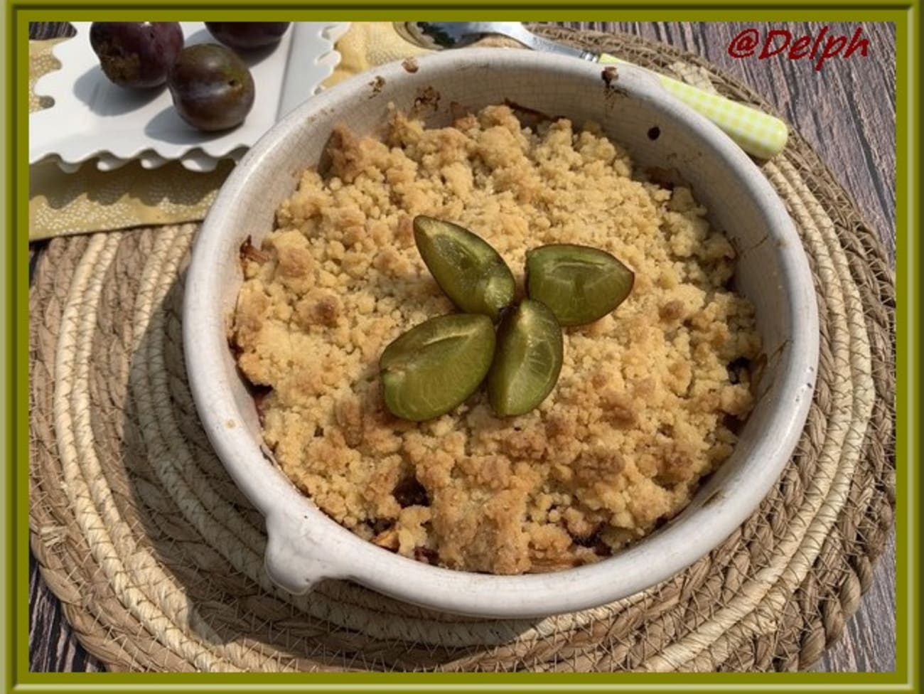 Crumble aux prunes rouges et pêches de vigne