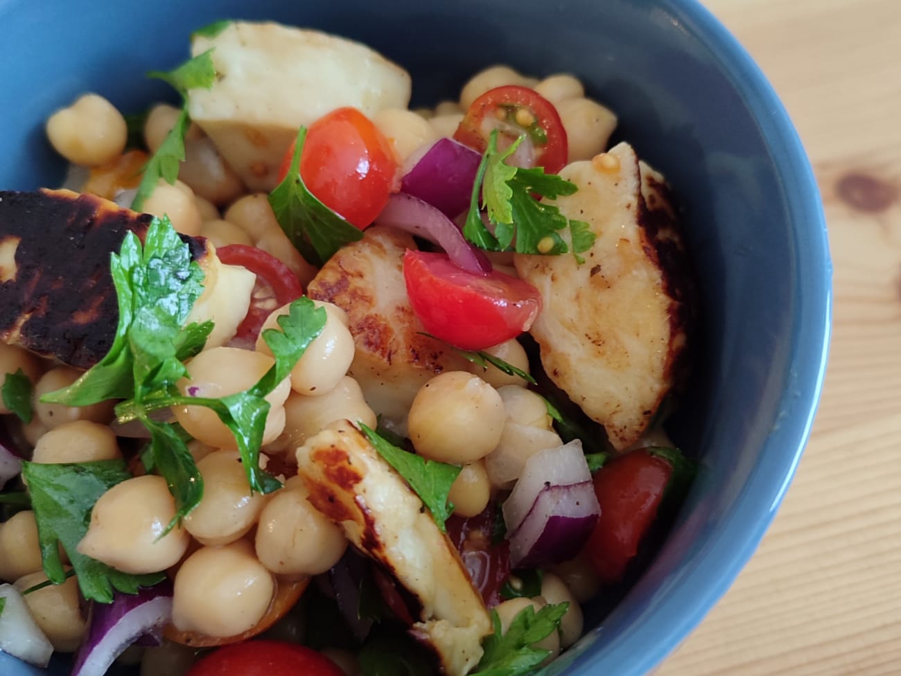 Salade végétarienne de pois chiches au halloumi