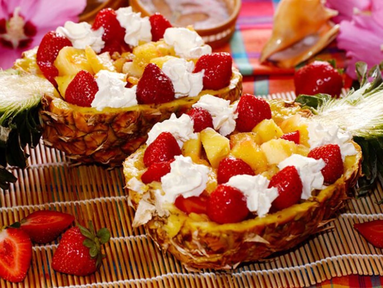 Une jolie et savoureuse salade d'ananas, fraises et bananes