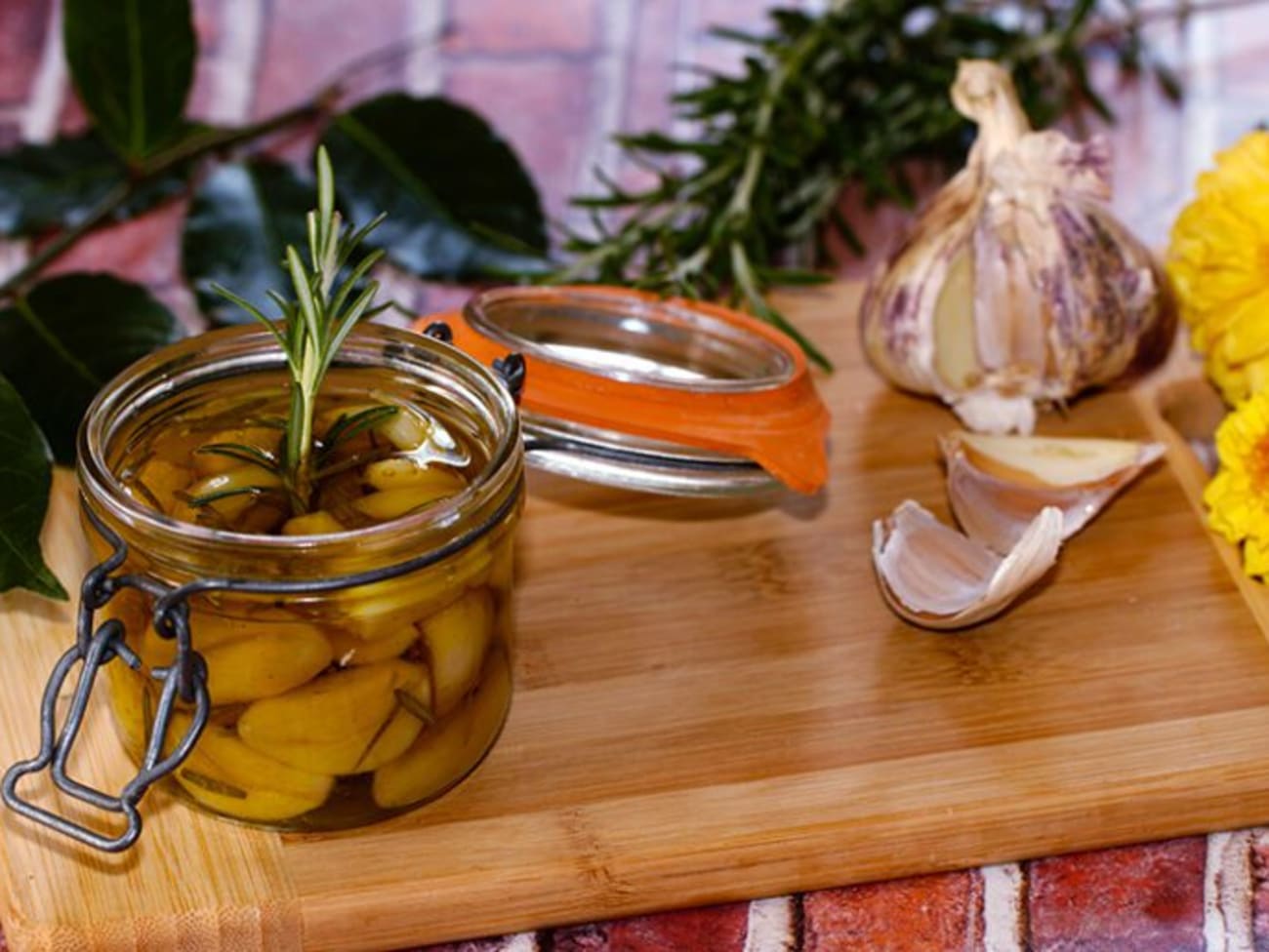 Ail confit aux herbes du jardin, un condiment d'exception !