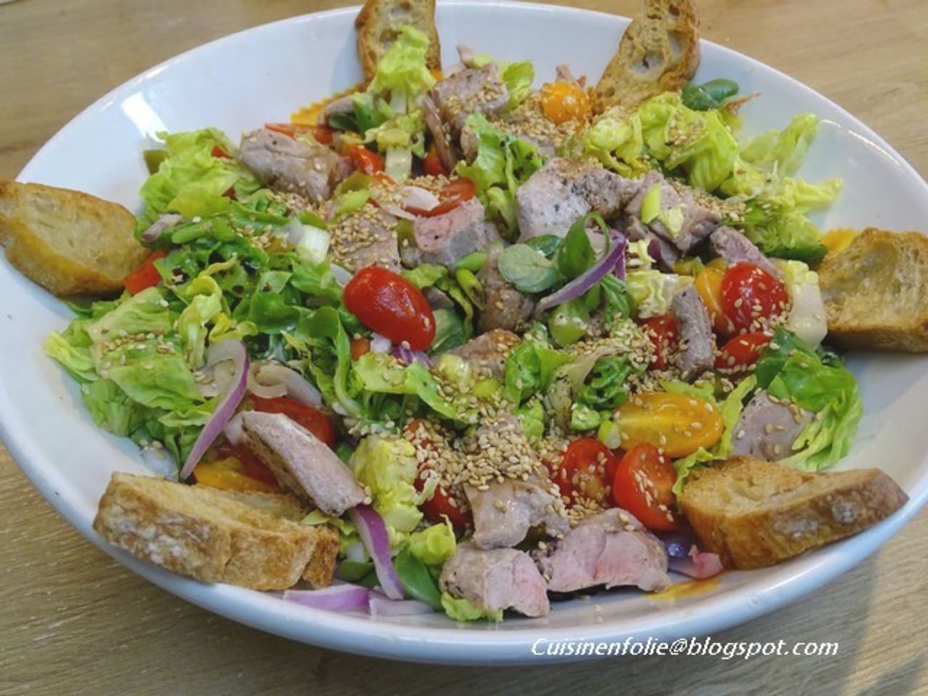 Salade d'aiguillettes de canard, sauce vinaigrette originale au tahini