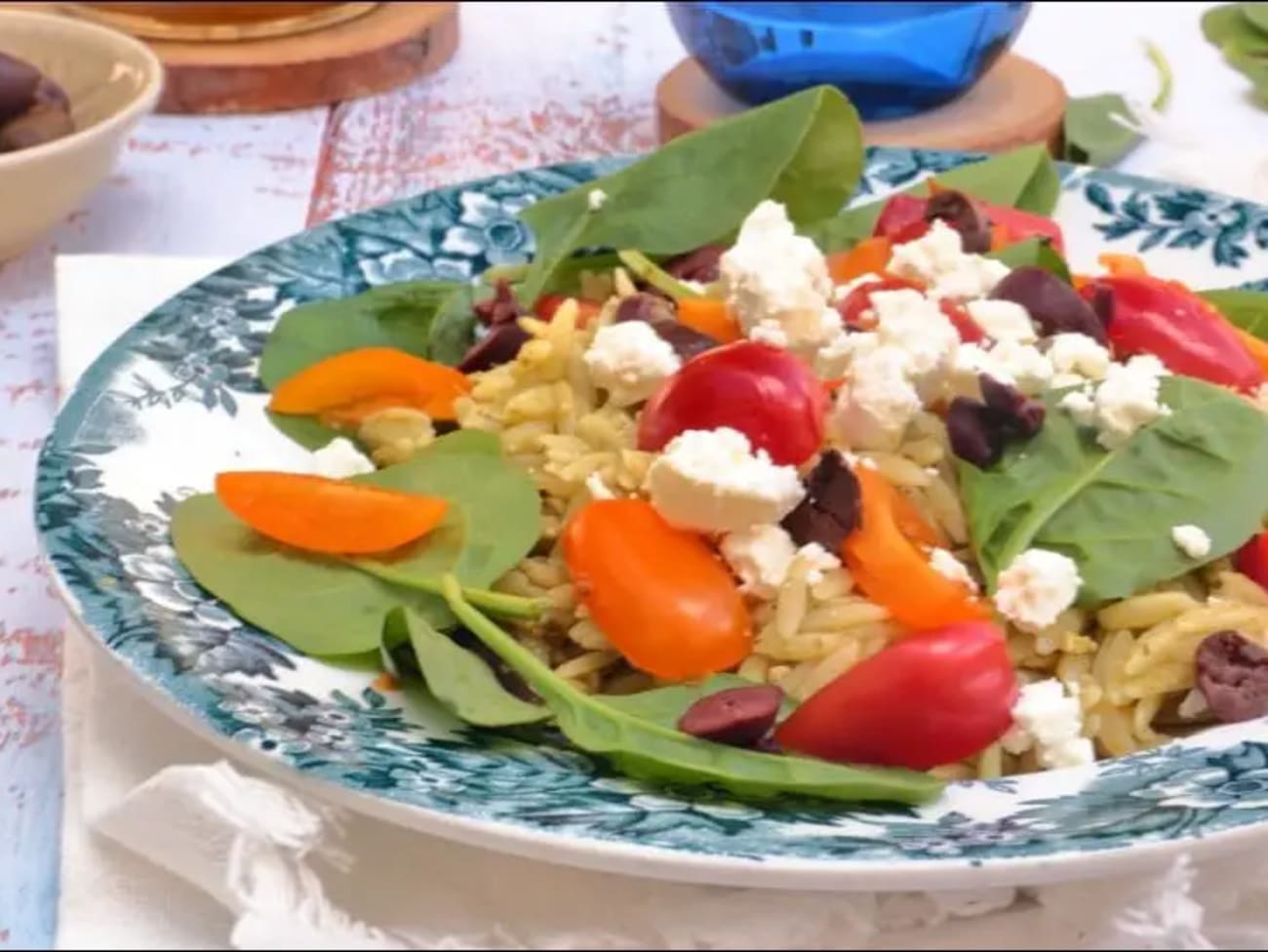 Salade de pâtes orzo au pesto, tomates cerise et pousses d’épinards