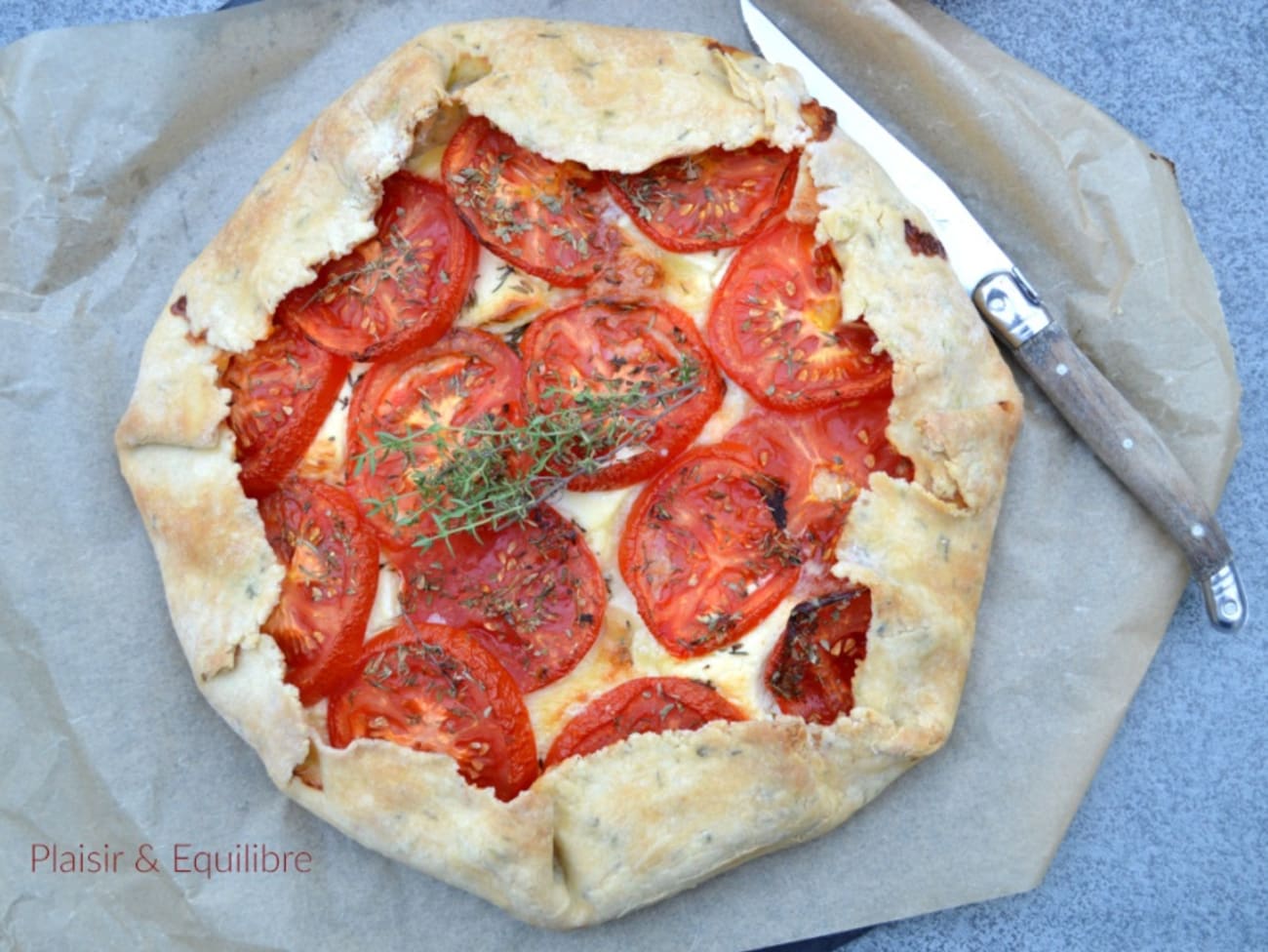 Tarte rustique à la tomate et au fromage crottin de Chavignol