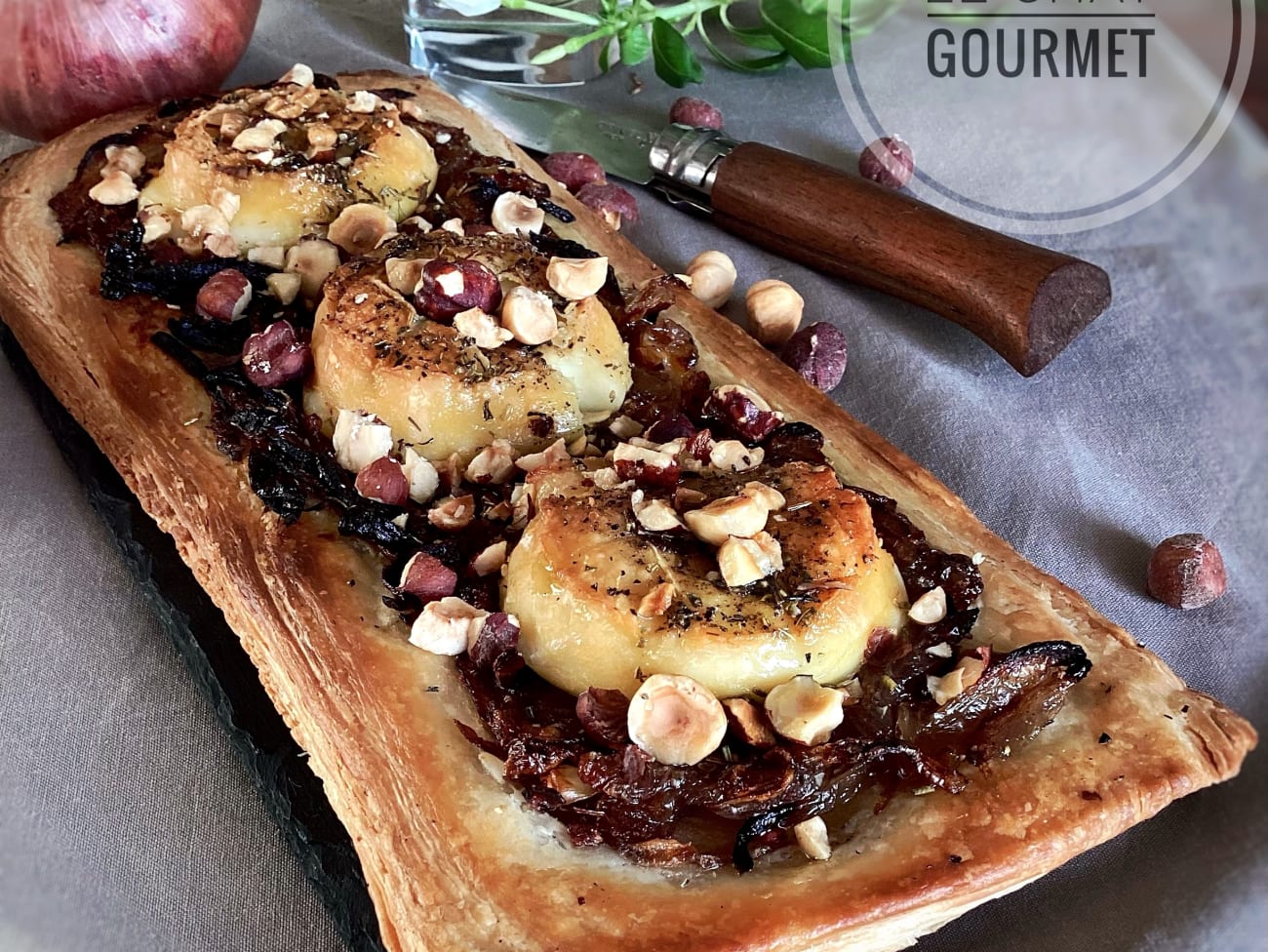 Tarte fine feuilletée aux oignons rouges caramélisés et rocamadour