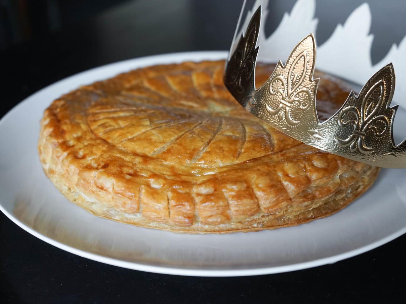 Galette des rois traditionnelle et couronne dorée