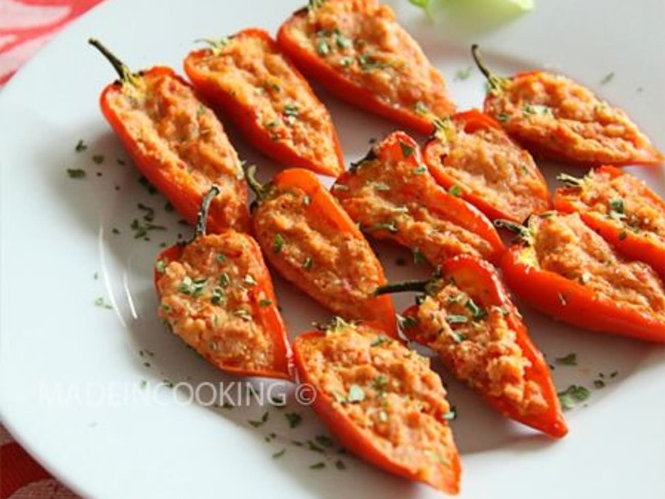 Poivrons cloches farcis à la feta main image 0