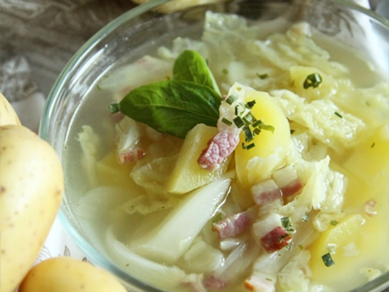 Soupe au chou, pommes de terre et lard : recette Soupe au chou, pommes