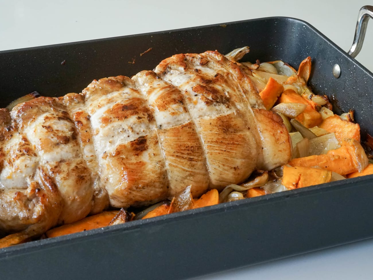 Cuisson du rôti de porc au four entouré de ses légumes : recette Rôti ...