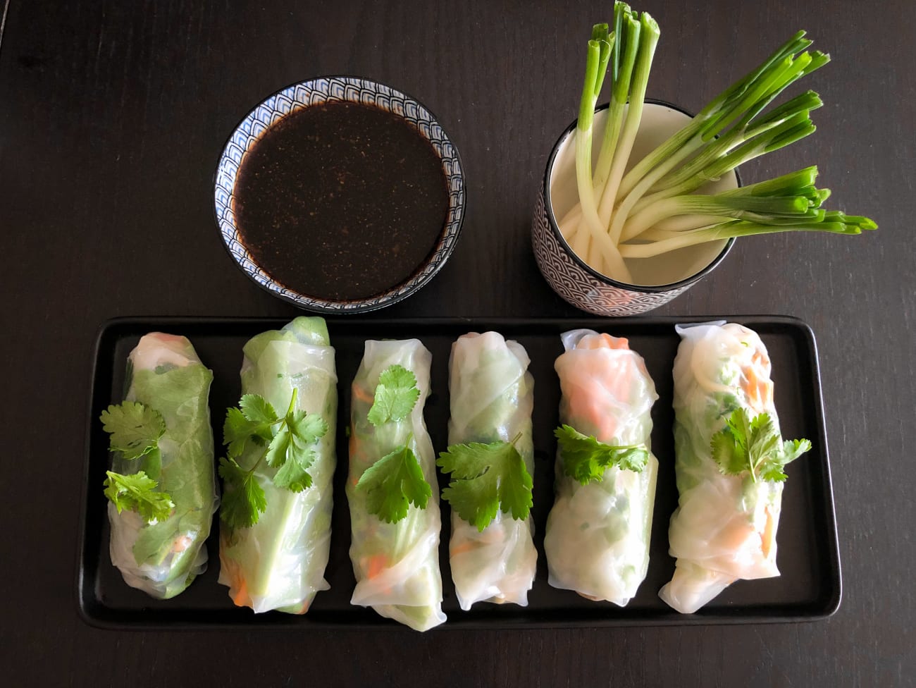 Rouleaux de printemps aux crevettes et sauce piquante maison.