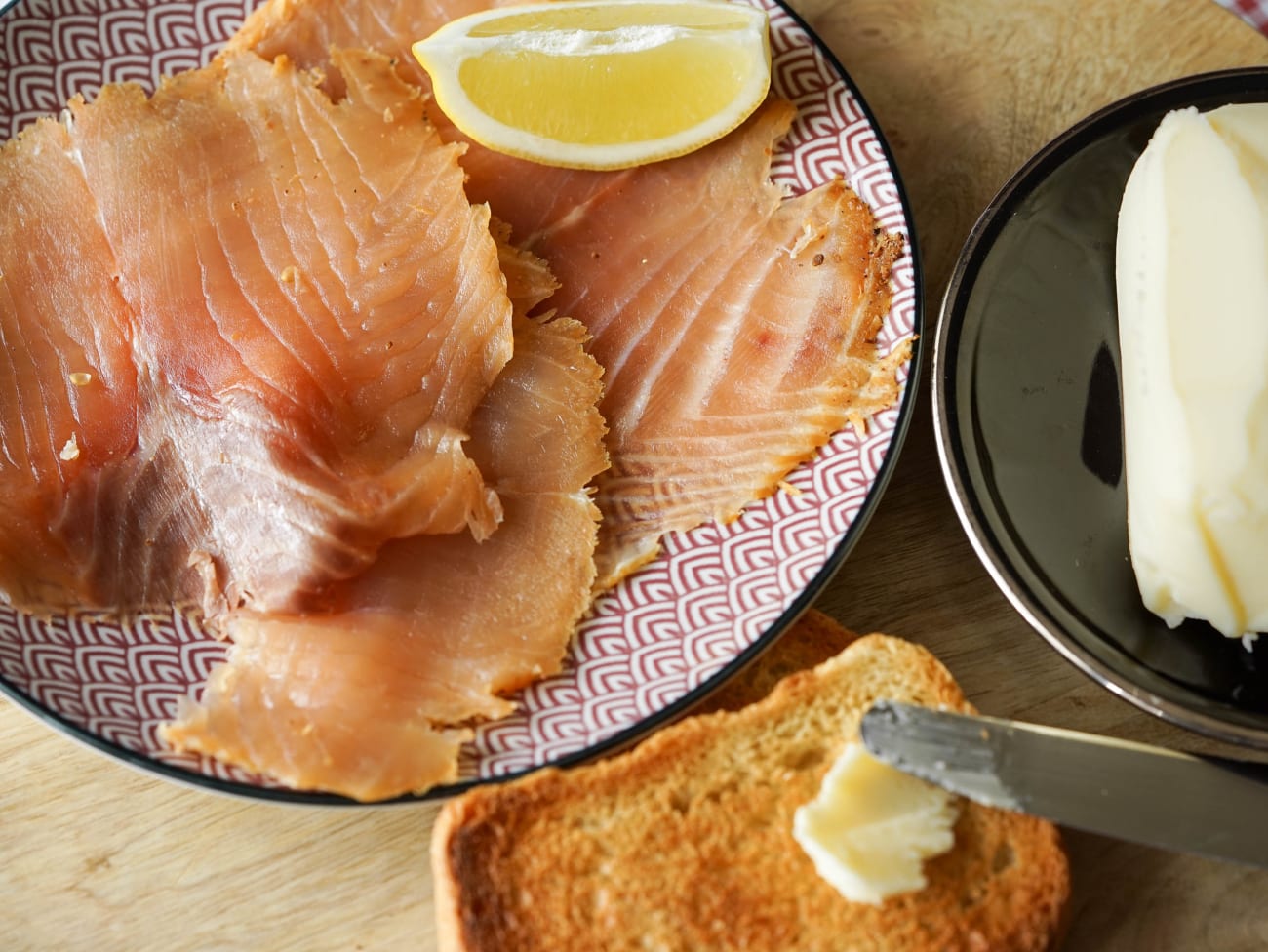 Assiette de tranches de saumon fumé, toasts et beurre