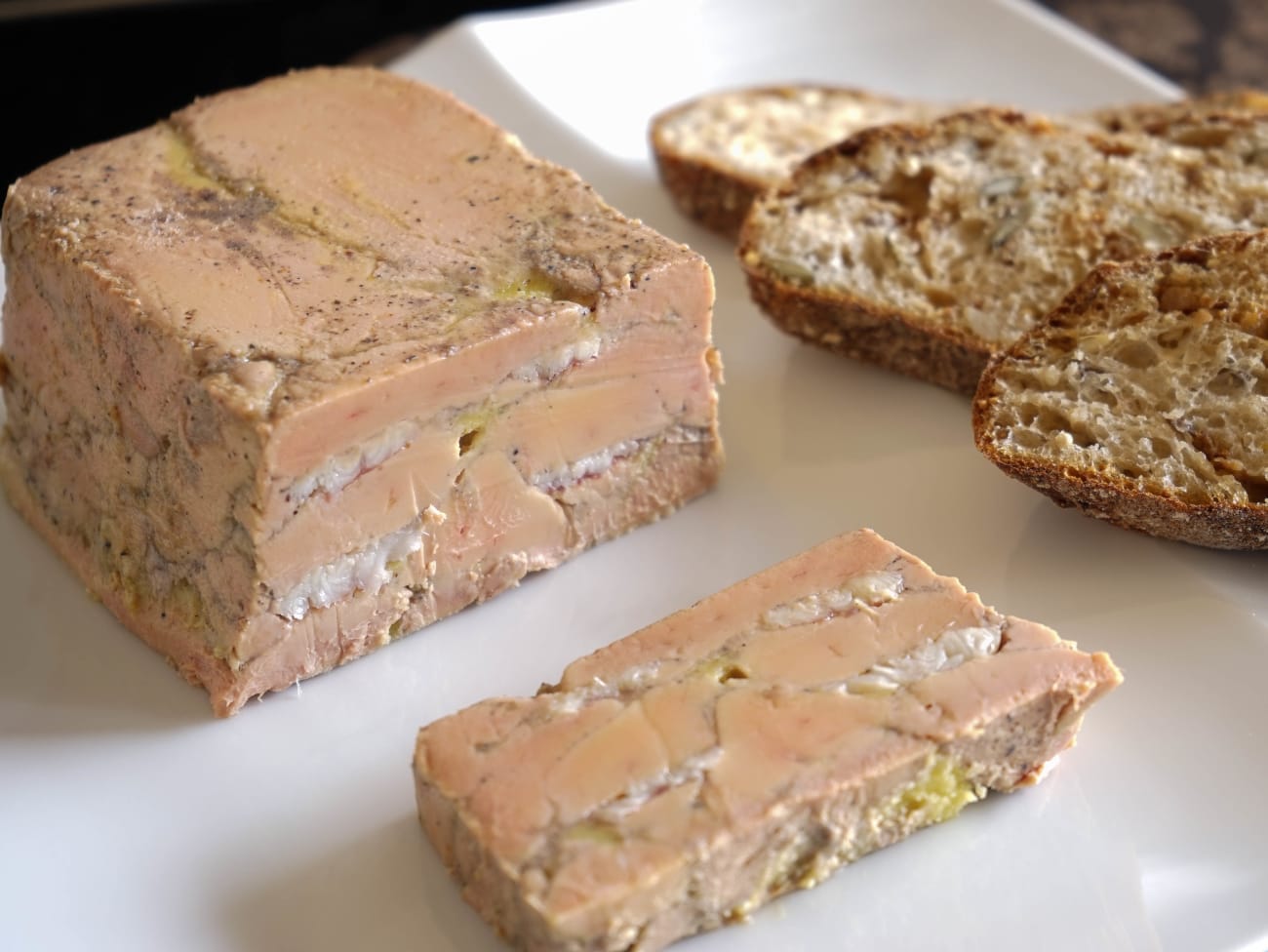 Terrine de foie gras à l'anguille fumée et tranches de pain de campagne