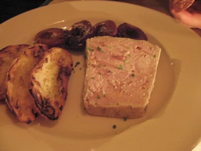 Terrine au foie de veau, gras de jambon, oignons et pommes à l'ancienne