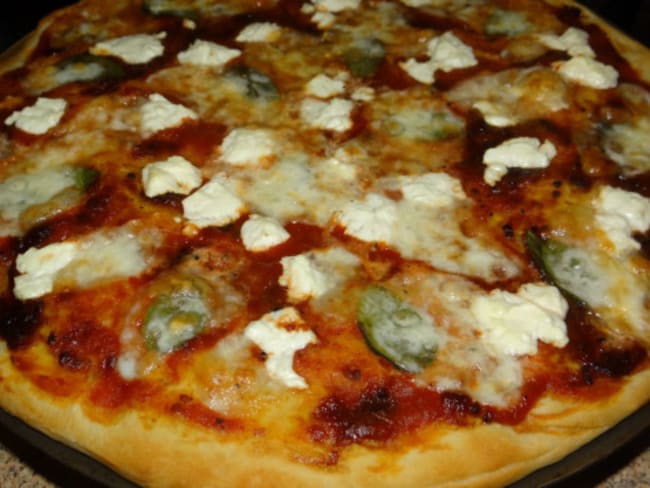 Pizza végétarienne chèvre, basilic et confiture de tomate