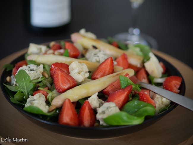 Salade aux asperges, fraises et roquefort