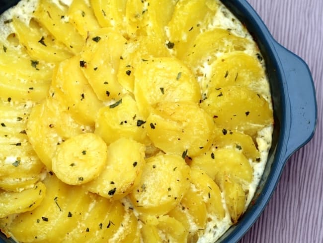 Gratin de pommes de terre au fromage ail et fines herbes - Recette par