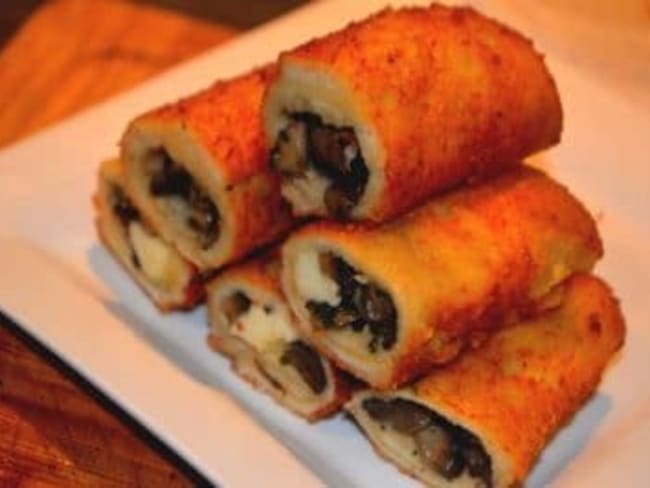 Roulé de pain de mie au fromage et aux champignons pour l'apéro
