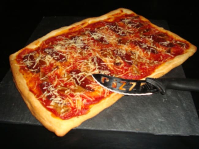 Pizza chic au foie gras et au magret de canard séché : recette Pizza