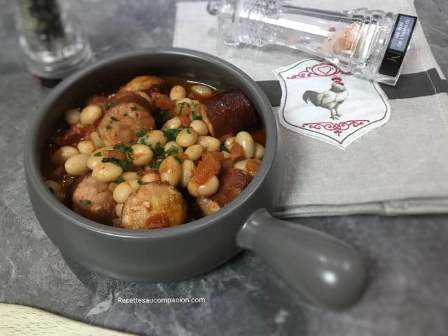 Coco de Paimpol à la tomate et saucisses de Morteau - Recette par