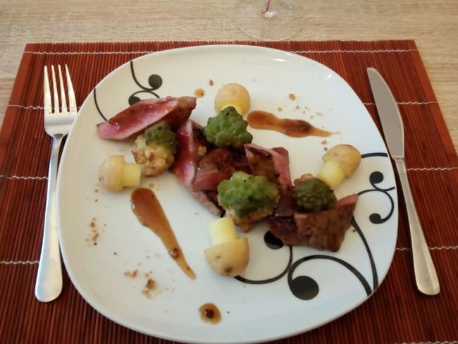 Steak de bison au mélange du trappeur, sauce au sirop d'érable, choux romanesco et grenailles