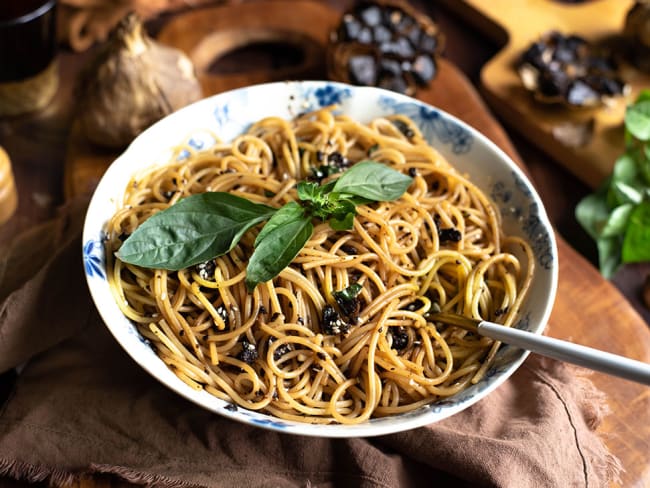 Spaghetti ail noir, sésame, basilic thaï