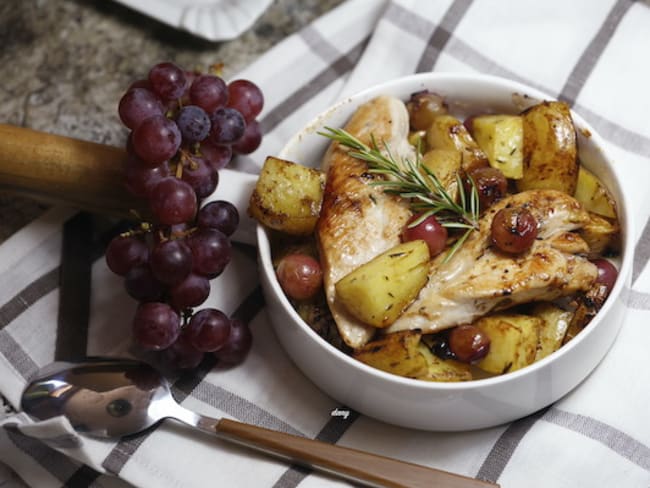 Filet de poulet sucré salé aux citron, raisin et romarin - Recette