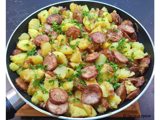 Poêlée campagnarde de saucisses fumées aux pommes de terre et vin blanc