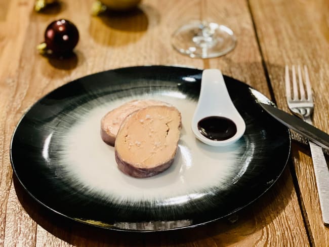 Foie gras de canard poché au vin chaud, une recette raffinée par le Chef Julien Médard.