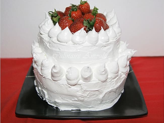 Gâteau d'anniversaire à la meringue et fruits rouges