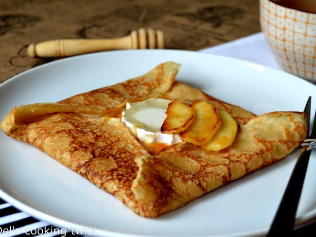 Crêpes bretonnes au chèvre et aux pommes au caramel au beurre salé, un dessert gourmand